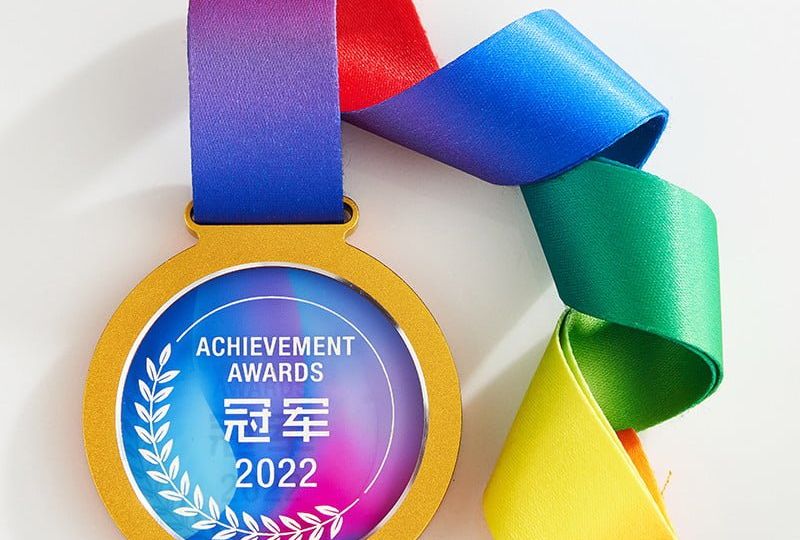 Start with blank acrylic medals: flexible bases for customization. Use precise laser cut acrylic medals to shape event-aligned silhouettes with crisp edges. Clear acrylic medals add a sleek, eye-catching finish, while personalised acrylic medals (engraved with names/dates/logos) become unique keepsakes. This guide shares design tips, material comparisons, and manufacturer-vetting advice to help you choose budget-friendly, durable Acrylic medals that shine at your event. Read on to make your next occasion unforgettable with perfect Acrylic medals!