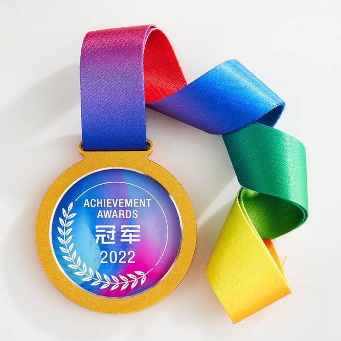 Start with blank acrylic medals: flexible bases for customization. Use precise laser cut acrylic medals to shape event-aligned silhouettes with crisp edges. Clear acrylic medals add a sleek, eye-catching finish, while personalised acrylic medals (engraved with names/dates/logos) become unique keepsakes. This guide shares design tips, material comparisons, and manufacturer-vetting advice to help you choose budget-friendly, durable Acrylic medals that shine at your event. Read on to make your next occasion unforgettable with perfect Acrylic medals!